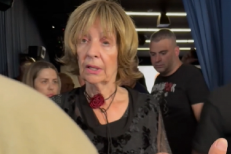POVREĐENA PEVAČICA STIGLA NA KOMEMORACIJU ANDRIJI BAJIĆU, PRISUTNIMA POPADALE VILICE OD ŠOKA! Doživela tešku nezgodu, evo u kakvom je sada stanju!