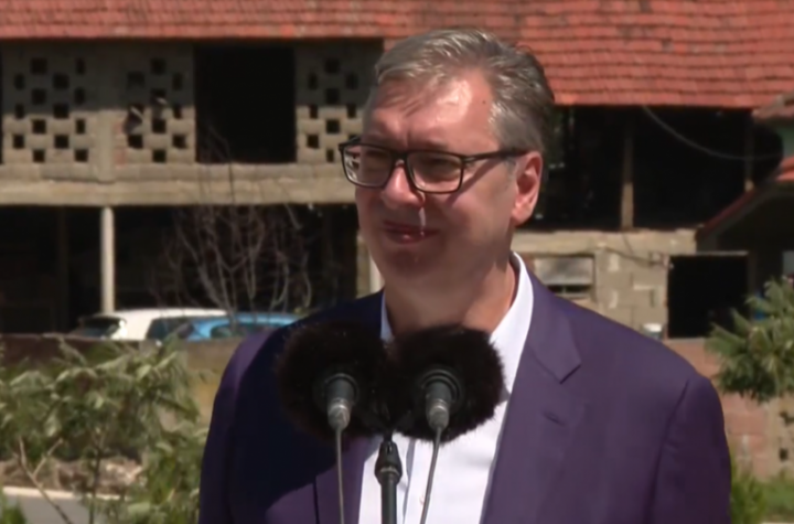 PREDSEDNIK VUČIĆ U POSETI LOZNICI: Obišao vredno osmočlano domaćinstvo Todorovića u Jadranskoj Lešnici!