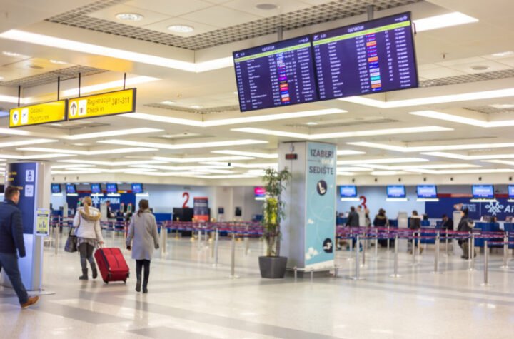 PUTNIKA PRONAŠLI NEPOMIČNOG U TOALETU! Avion hitno sleteo u Beograd - jeziva scena!