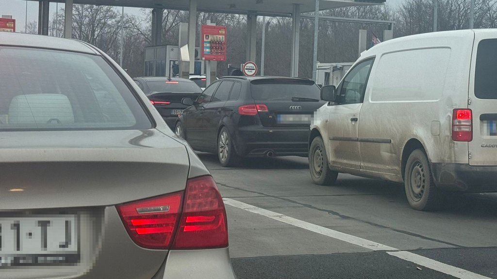 Putnici izlaze za 20 minuta, ali kamioni stoje satima: Šta čeka vozače na granici danas