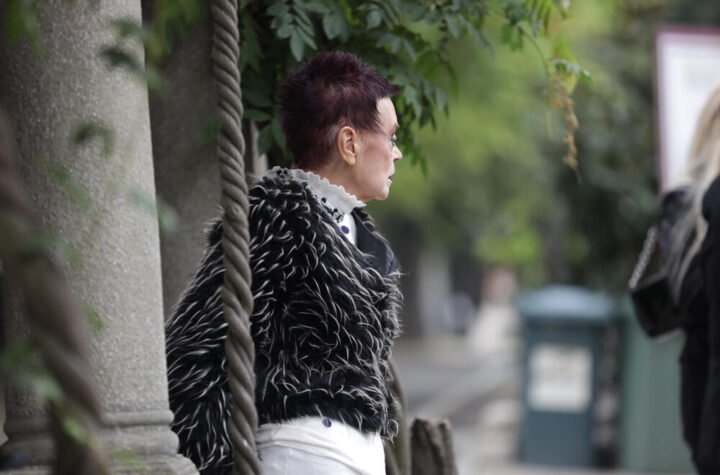 RASKUĆILA GA PEVAČICA POSLE 13 GODINA BRAKA: Voditeljka uhvatila muža u preljubi sa ovom ženom, nije znala za sebe