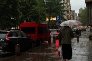 SPUSTILO SE NEVREME U BEOGRADU! Protutnjalo kroz Borču i Krnjaču, munje udaraju u centru prestonice!