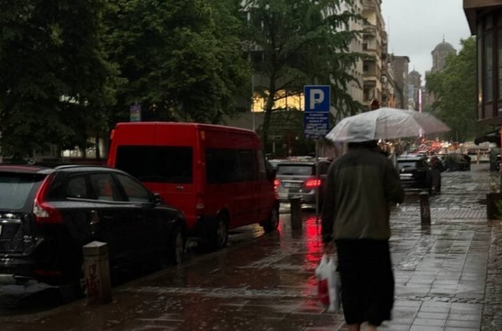 SPUSTILO SE NEVREME U BEOGRADU! Protutnjalo kroz Borču i Krnjaču, munje udaraju u centru prestonice!