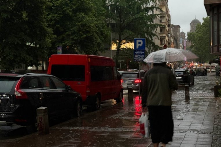 SPUSTILO SE NEVREME U BEOGRADU! Protutnjalo kroz Borču i Krnjaču, munje udaraju u centru prestonice!