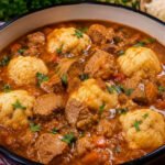 SVINJSKI GULAŠ sa mekanim knedlama: Bogat domaći ručak uz koji se tanjir briše hlebom (RECEPT)