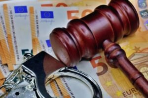 Skandal u niškom pravosuđu: Sudija Perunović na visokoj nozi, dok mu deca blokaderi zare i pale po Beogradu