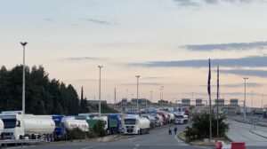 TERETNJACI ČEKAJU PO ČETIRI SATA: Velike gužve na izlazu iz zemlje na Batrovcima i Sremskoj Rači