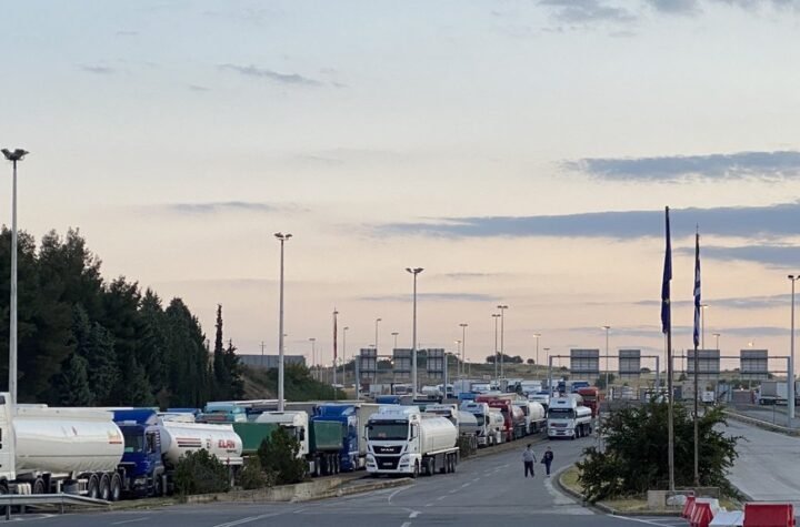 TERETNJACI ČEKAJU PO ČETIRI SATA: Velike gužve na izlazu iz zemlje na Batrovcima i Sremskoj Rači