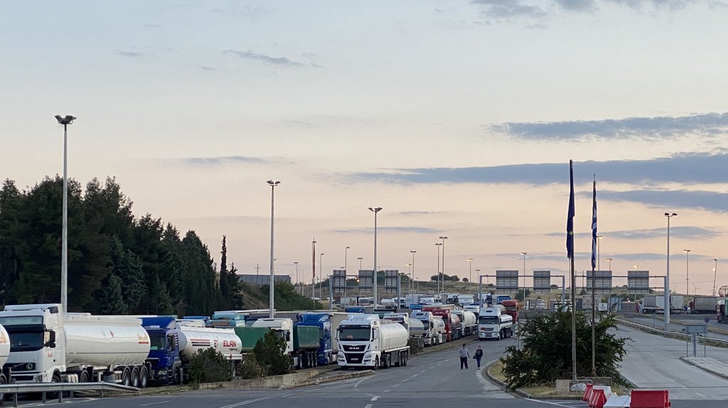 TERETNJACI ČEKAJU PO ČETIRI SATA: Velike gužve na izlazu iz zemlje na Batrovcima i Sremskoj Rači