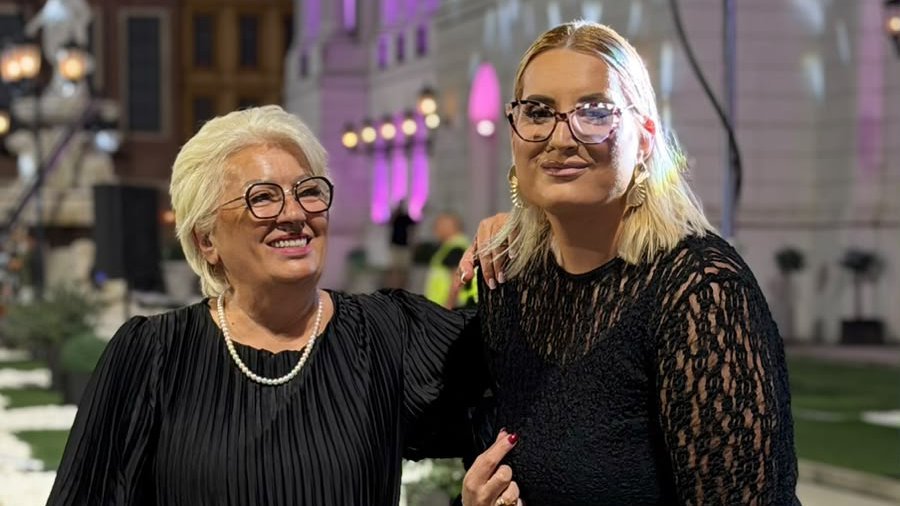 Trudna Anita i Luka će biti presrećni: Biljana Vujović i Tamara PR došle zajedno na superfinale, ne skidaju osmehe sa lica, a svi se pitaju gde je Baj