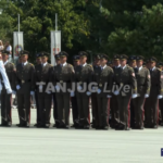 VUČIĆ IM PONOSNO APLAUDIRAO: Tradicionalnim defileom i bacanjem šapki uvis završena promocija najmlađih oficira (FOTO)