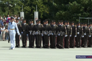 VUČIĆ IM PONOSNO APLAUDIRAO: Tradicionalnim defileom i bacanjem šapki uvis završena promocija najmlađih oficira (FOTO)