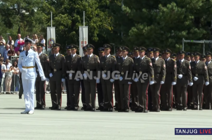 VUČIĆ IM PONOSNO APLAUDIRAO: Tradicionalnim defileom i bacanjem šapki uvis završena promocija najmlađih oficira (FOTO)