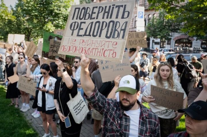ZELENSKI POD PRITISKOM! Nastavljaju se protesti protiv smene ministra odbrane - GRAĐANI TRAŽE POVRATAK FEDOROVA! (FOTO)