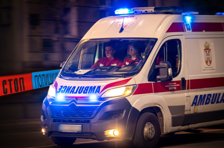 AUTOMOBIL SLETEO SA PANČEVAČKOG MOSTA, POVREĐEN MOTOCIKLISTA! Dve nesreće tokom noći u Beogradu!