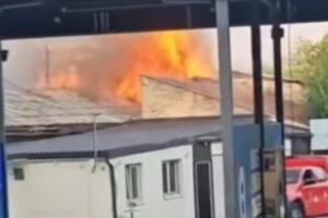 BEOGRAD JE PREKRIVEN DIMOM! Buktinja na krovu "Zastava prometa", gori 400 metara kvadratnih, vatrogasci na terenu
