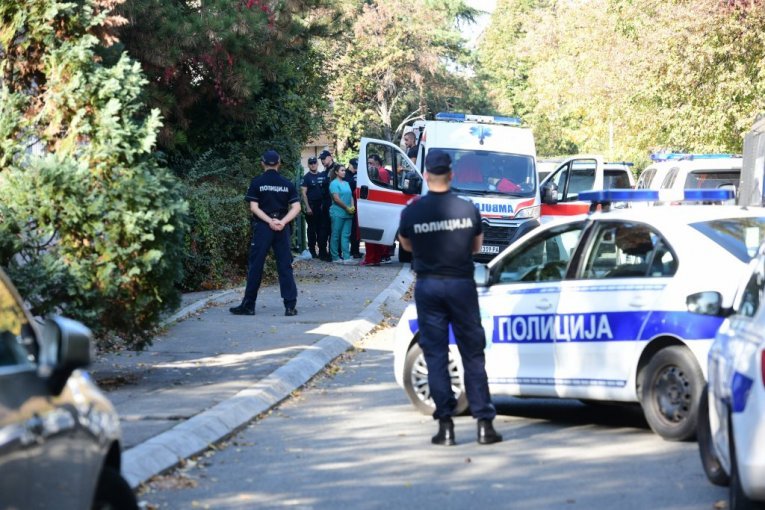 BEZUMLJE NA DELU: Obrenovački robijaš namerno se zakucao čoveku u ogradu! Potom je izašao iz auta i krenuo je obračun