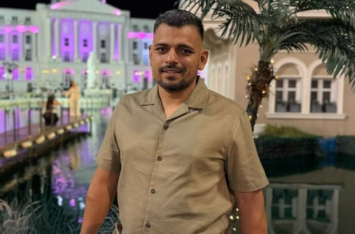 BORA SANTANA SLAVI: Rešio da se opusti sa bivšim cimerima iz Bele kuće, a čestitke mu samo pristižu! (FOTO)