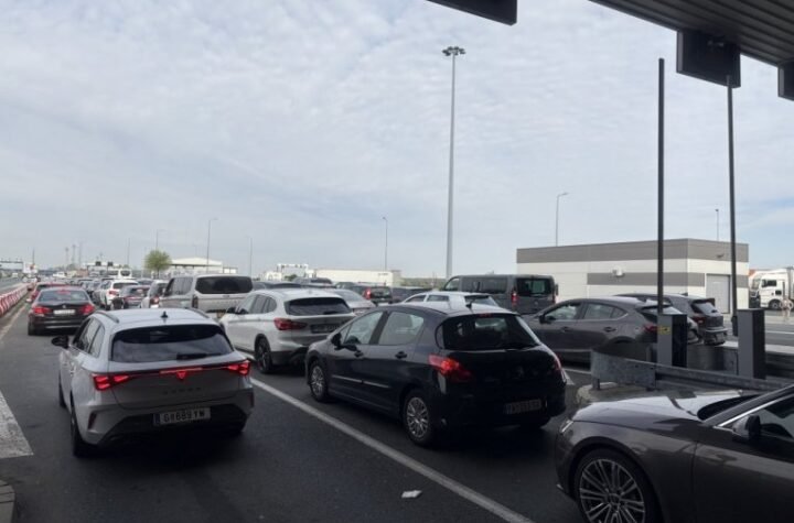 ČETIRI SATA ČEKANJA! Pakleno na granicama, na izlazu iz Srbije ogromne kolone!