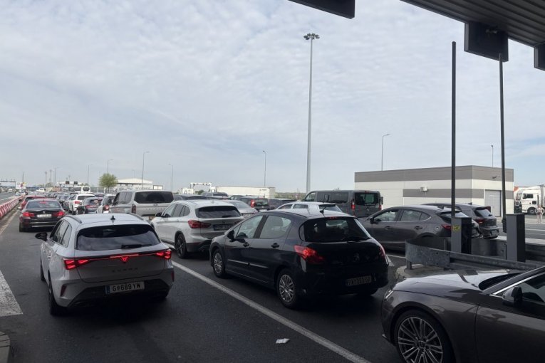 ČETIRI SATA ČEKANJA! Pakleno na granicama, na izlazu iz Srbije ogromne kolone!