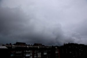 DANAS SE MENJA VREME! Duvaće vetar, biće oblačno, a sledi i pad TEMPERATURE