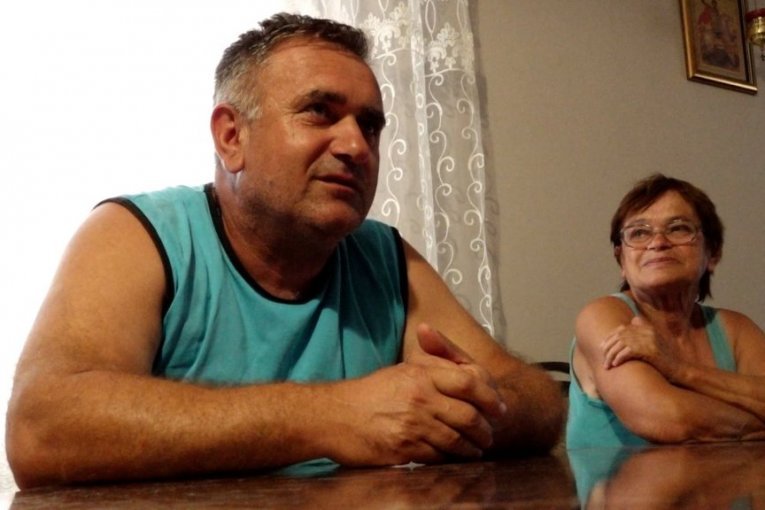 DESANKA JE DANIMA TRAŽILA DECU U IZBEGLIČKOJ KOLONI! Potresna priča porodice Čakalo o sećanjima na zločinačku akciju Oluja! (FOTO)
