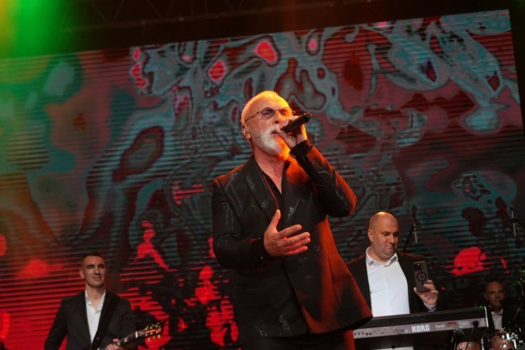 "DINO, LOPOVE!": Skandal na Koševu - besni fanovi skandiraju Merlinu, doživeli ŠOK pred ulazak na koncert!