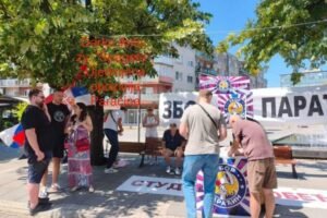 DOBRO POZNATA LICA IZ BIVŠEG REŽIMA! Sve sami partijski kadrovi i DOS perjanice na protestu podrške "nezavisnom" Dejanu Periću sa blokaderske liste!