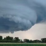 DOK OSTATAK SRBIJE GORI, NJIMA STIŽE NEVREME! Olujni oblak nad ovim delom zemlje - VIDI SE ČAK I IZ BEOGRADA!
