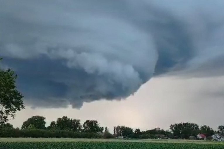 DOK OSTATAK SRBIJE GORI, NJIMA STIŽE NEVREME! Olujni oblak nad ovim delom zemlje - VIDI SE ČAK I IZ BEOGRADA!