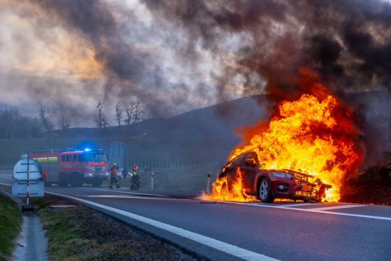 DRAMA NA PUTU ARILJE-POŽEGA! Automobil sleteo u kanal, pa se zapalio! (FOTO)