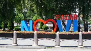 DRAMA U NOVOM PAZARU: Prolaznik čuo plač deteta iz užarenog automobila, građani crevom hladili vozilo dok nisu stigle hitne službe