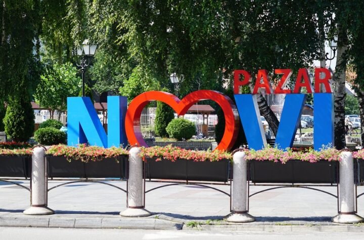 DRAMA U NOVOM PAZARU: Prolaznik čuo plač deteta iz užarenog automobila, građani crevom hladili vozilo dok nisu stigle hitne službe