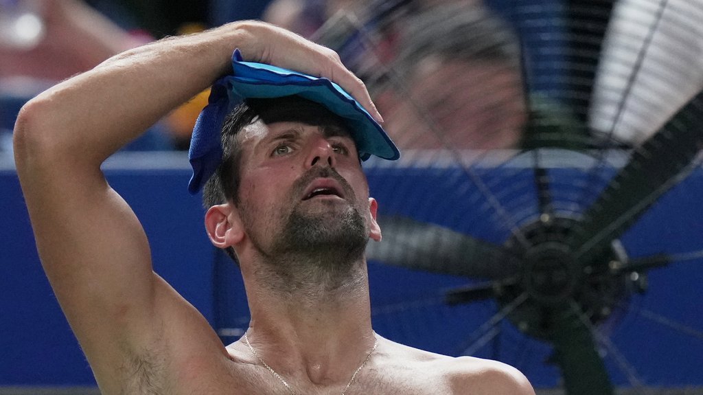 DRAMA U SINSINATIJU! Novak Đoković povraćao usred meča protiv Argentinca, doktori hitno izašli na teren (FOTO)