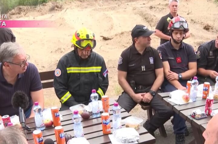 Doručak sa našim herojima: Predsednik Vučić obišao vatrogasce koji se bore sa stihijom: Dok su neki širili laži iz klimatizovanih soba, ovi junaci su