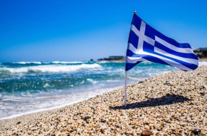 GRČKI KOMUNALCI ODUZIMAJU ASURE I SUNCOBRANE I NE VRAĆAJU! Nema više ostavljanja peškira na plažama - UVODE SE NOVE MERE!