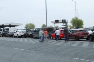 GUŽVE NA IZLAZU IZ SRBIJE! Na Batrovcima se čeka dva sata, kolone i na Horgošu i Kelebiji – AMSS objavio najnoviji izveštaj