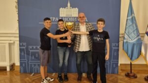 Gradonačelnik Novog Sada Žarko Mićin ugostio mlade šahiste - OSVAJAČE BRONZANE MEDALJE NA EP U ČEŠKOJ