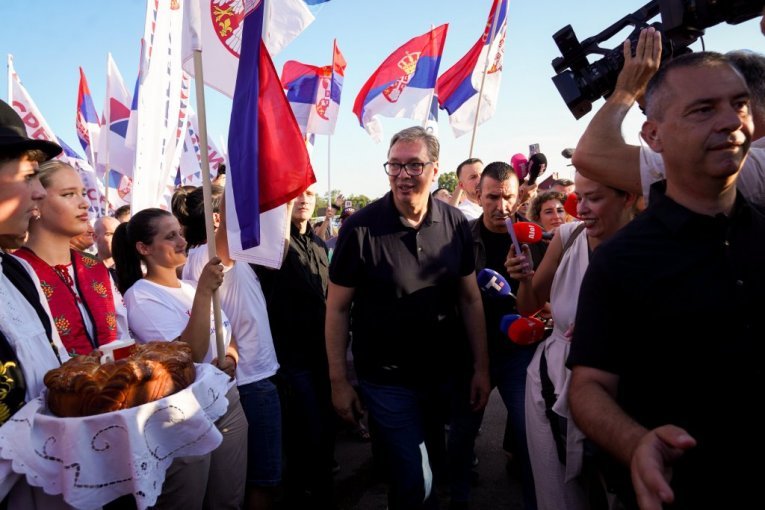 IDEM PREKO ZEMLJE SRBIJE... Histerija blokadera: Ne mogu da podnesu što je Vučić konstantno s narodom i što ga narod oduševljeno dočekuje