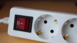 ISKLJUČENJA STRUJE ČAK I NEDELJOM: Oglasili se iz Elektrodistribucije zbog radova, evo gde će danas doći do prekida u snabdevanju električnom energijo