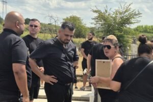 JECAJI ODZVANJAJU GROBLJEM: BOLNE slike sa lica mesta, Bori Santani se SLOŠILO na SAHRANI oca!