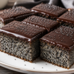 KOLAČ OD MAKA koji vole i najmlađi: Sočan, mirisan i mekan danima (RECEPT)