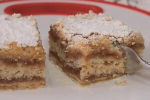 Kolač pun oraha i voća koji se topi u ustima: Može da traje i nedelju dana, sve domaćice će se otimati za recept