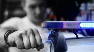 Masovna tuča Delija i Grobara na Dorćolu, sevale baklje, potezali se noževi, automobilom krenuo na ljude