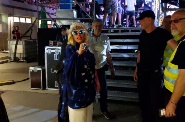 NADA TOPČAGIĆ PREKINULA KONCERT! Pevačica urla na obezbeđenje, NASTAO STAMPEDO U MASI!