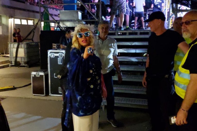 NADA TOPČAGIĆ PREKINULA KONCERT! Pevačica urla na obezbeđenje, NASTAO STAMPEDO U MASI!