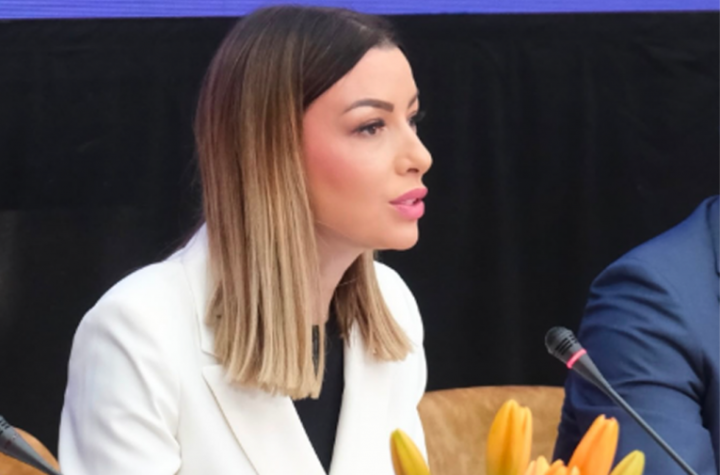 "NE UME DA IZGOVORI NIŠTA, A DA NIJE SUVA LAŽ!" Adrijana Mesarović deklasirala Mariniku Tepić!