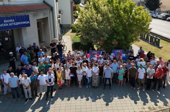 NEUSPEŠAN POZIV NA DUEL: Blokaderi se nisu pojavili u Bogatiću, preko 150 aktivista SNS-a čekalo u centru