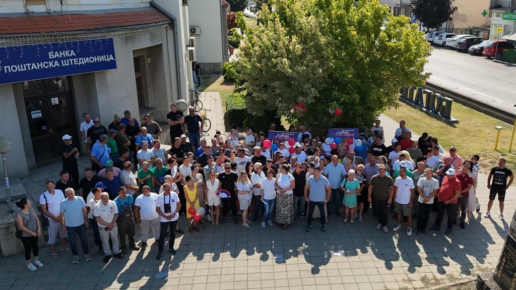 NEUSPEŠAN POZIV NA DUEL: Blokaderi se nisu pojavili u Bogatiću, preko 150 aktivista SNS-a čekalo u centru