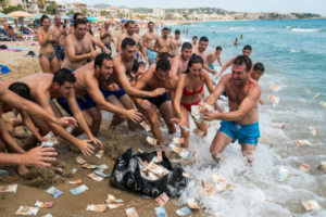 NEVEROVATNA SCENA NA SICILIJI! More izbacilo 700.000 evra na obalu, kupači krenuli da grabe novac - USLEDIO NEVEROVATAN OBRT!